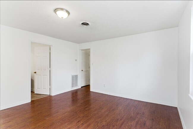 Building Photo - 306 E Burwell Ave