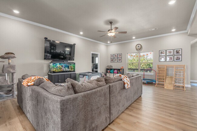 Building Photo - Modern Living: Spacious 5 Bed, 2 Bath Home...