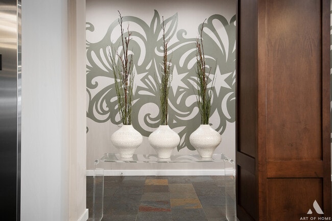 Building Photo - 901 W Madison St