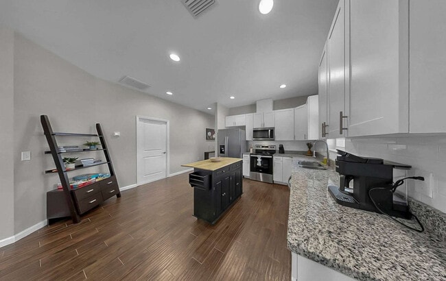 Building Photo - 3114 E 21st Ave