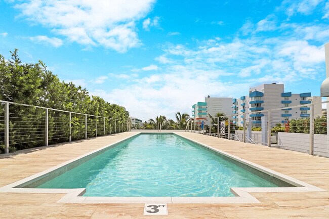 Building Photo - 250 Collins Ave