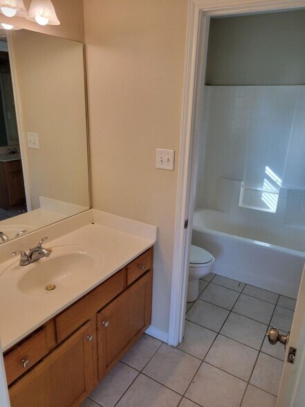 Building Photo - AUGUST 2026 PRE-LEASE!!  Adorable 4 Bedroom 2 Bathroom Home