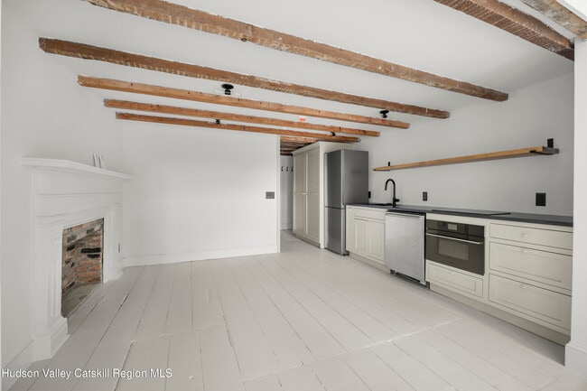 Building Photo - 620 Warren St