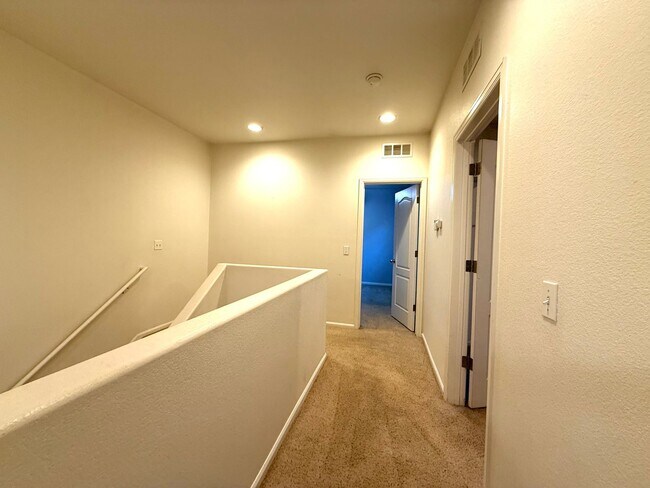 Building Photo - 2 bed/2.5 bath Townhome in Central Arvada ...