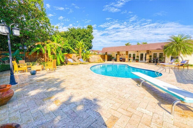 Building Photo - 5826 SW 17th St