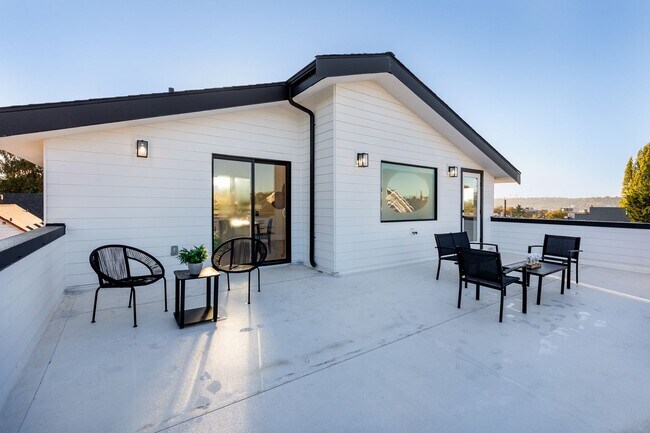 Building Photo - Ballard Living: Contemporary 5BR, 3.5BA Top-Level Unit!!