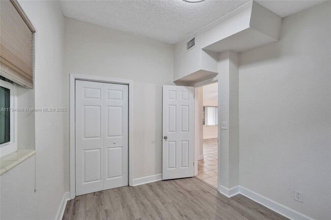 Building Photo - 4928 SW 24th Ave
