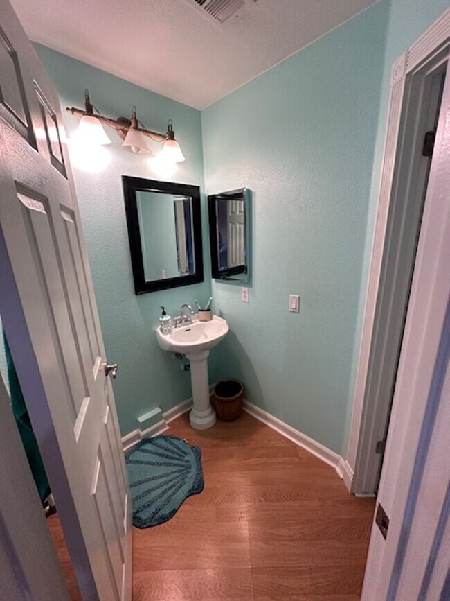 Building Photo - 9507 Lazy Creek Dr