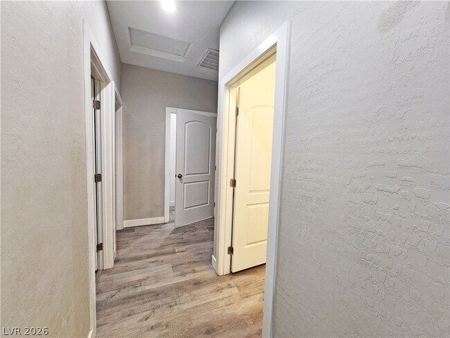 Building Photo - 1121 Sixshooter Ave