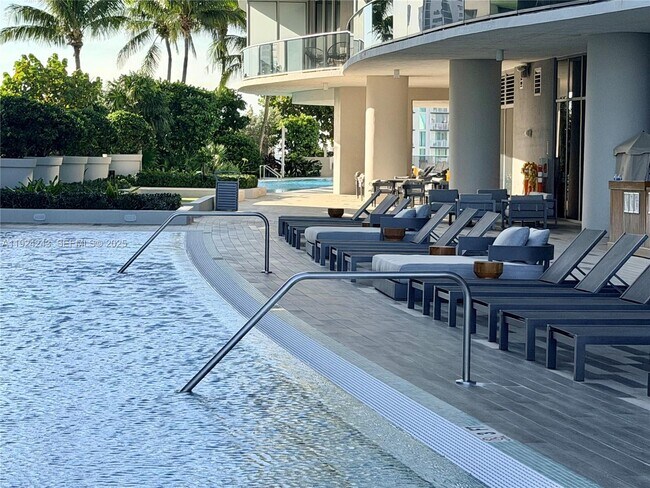 Building Photo - 488 NE 18th St