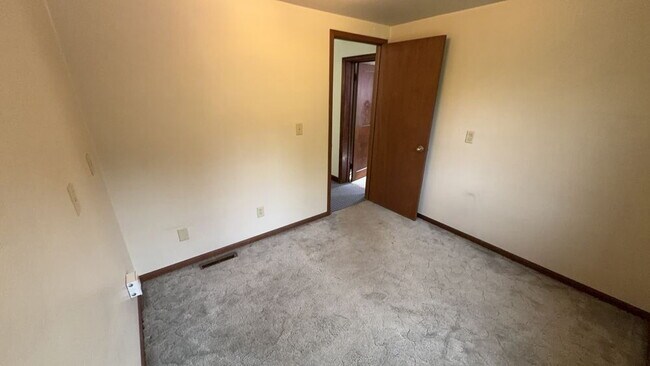 Building Photo - Exciting 3 Bed 1 Bath near UWEC! Available 1st June!