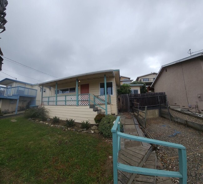 Building Photo - Views of Morro Bay in this cozy hillside cottage!
