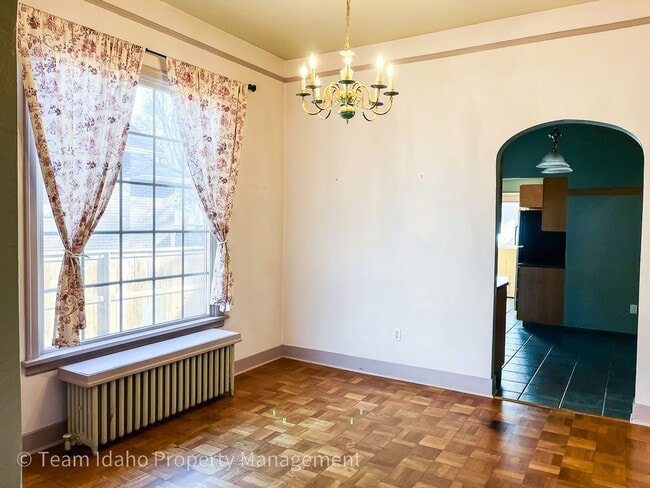 Building Photo - Charming 3bed/3bath home in Historic Fort Russell District