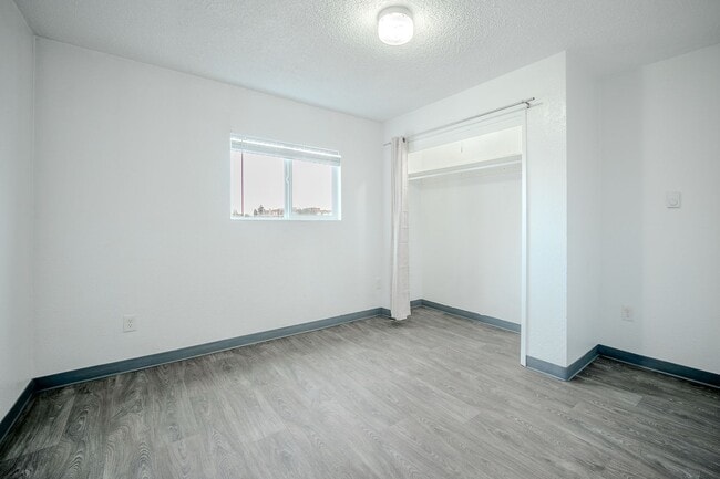 Building Photo - OPEN HOUSE 2/17, 2/21 @ 1P-2:30P - Duplex upper unit in Central District - Upper