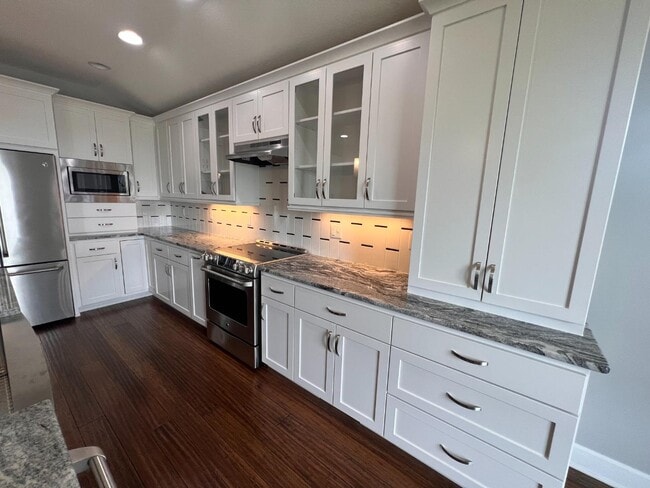Building Photo - 627 N Daylily Dr