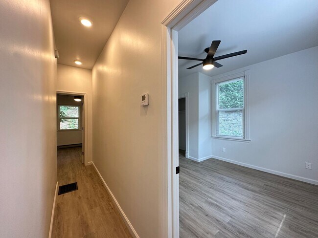 Building Photo - 6 Bed/2 Bath w/Ample Parking Mins. from UC $750/pp ($4500/mo)!