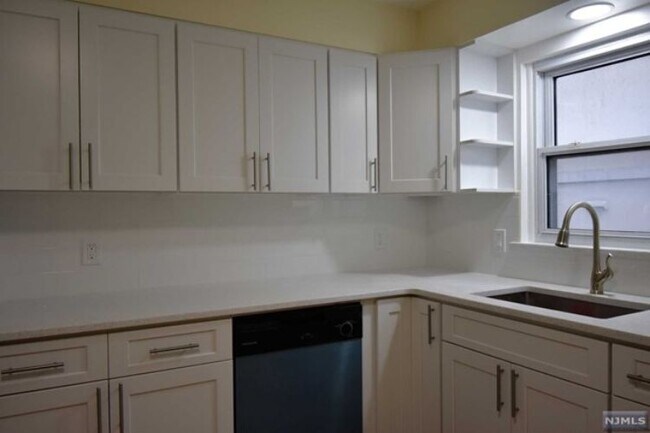 Building Photo - 356 Slocum Way