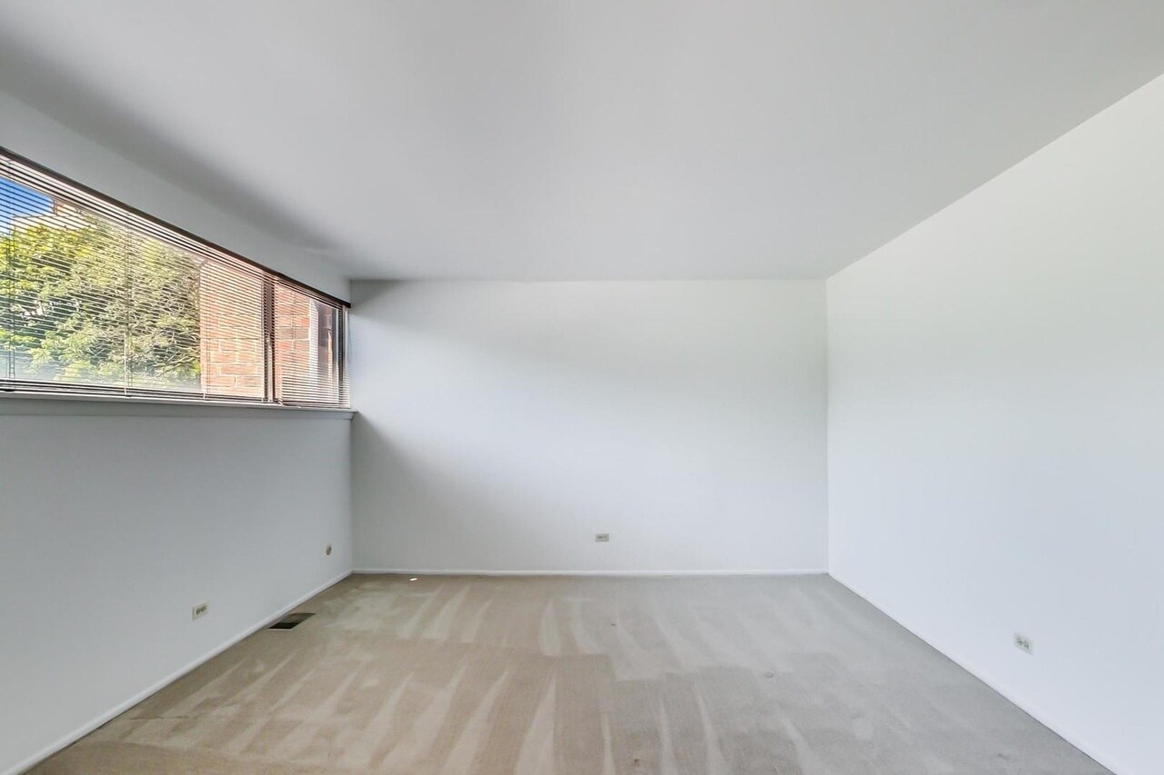 Building Photo - 827 S Racine Ave
