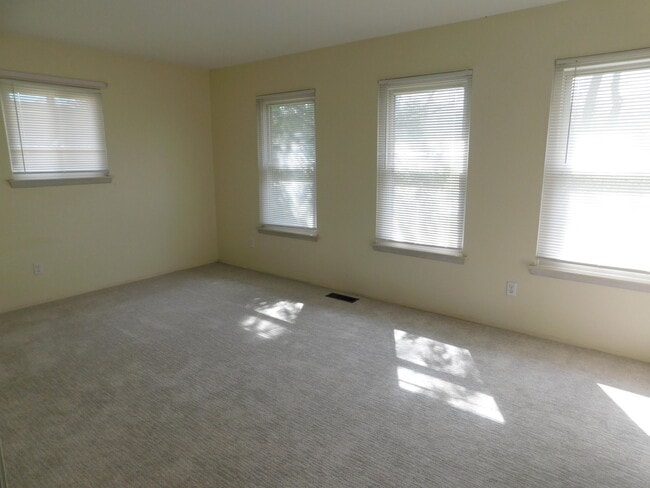 Building Photo - 3385 Burbank Dr