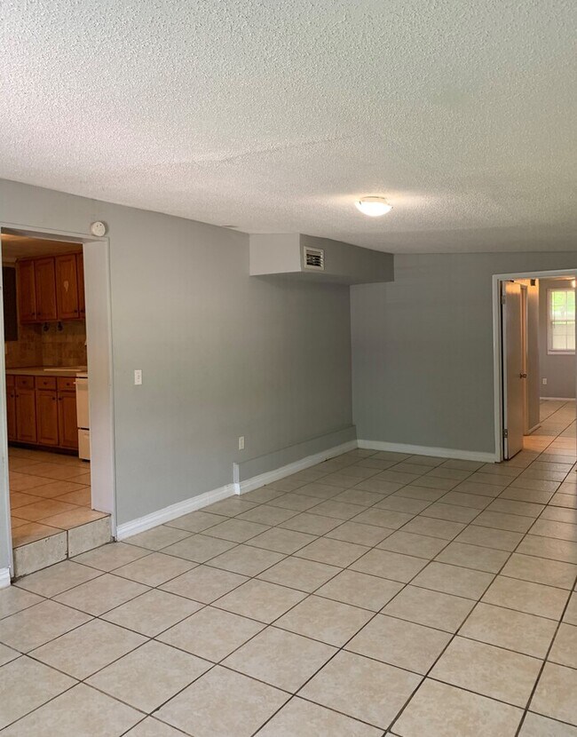 Building Photo - Spacious 3 Bedroom Home Near River City Marketplace