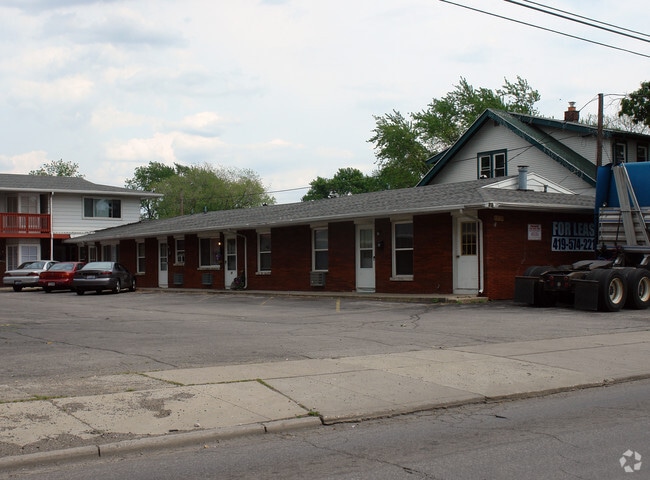 Building Photo - 4836 Douglas Rd