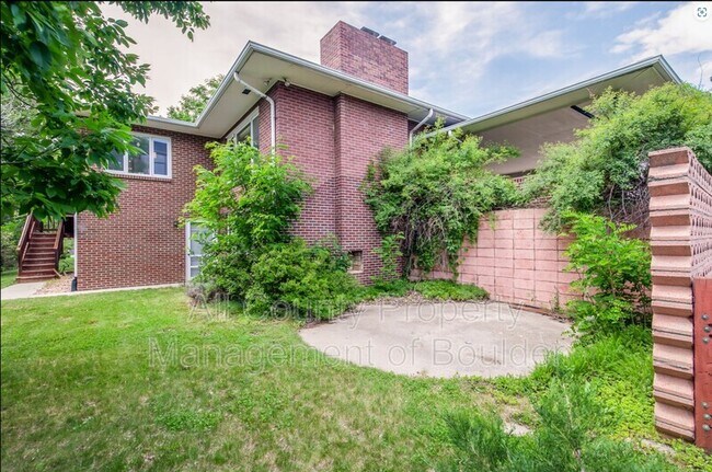 Building Photo - 2360 Balsam Dr