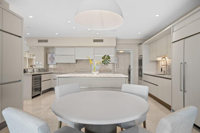 Building Photo - 101 S Fort Lauderdale Beach Blvd