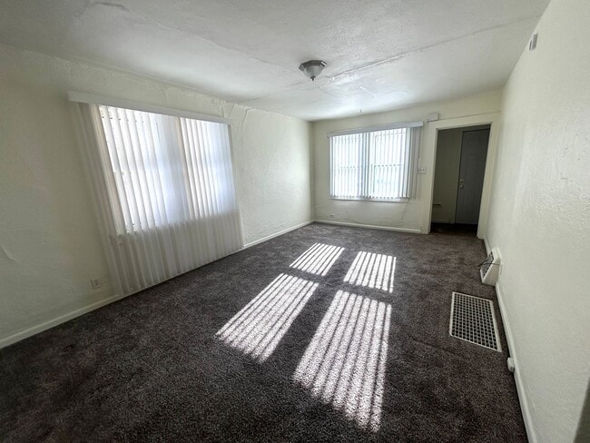 Building Photo - 18 8th Ave NW