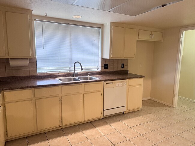 Building Photo - 14418 Moorfield Dr