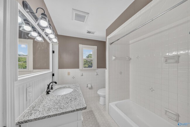 Building Photo - 1208 SE Willowbrook Dr