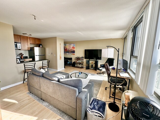 Building Photo - 2740 N Pine Grove Ave