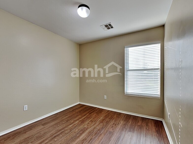 Building Photo - 1521 S 122nd Ave