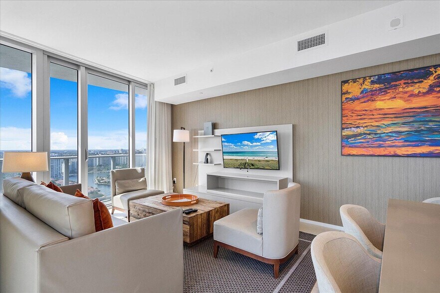 Building Photo - 4011 S Ocean Dr