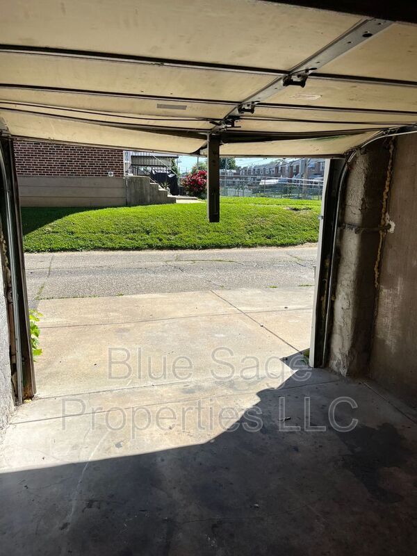 Building Photo - 319 S Church St