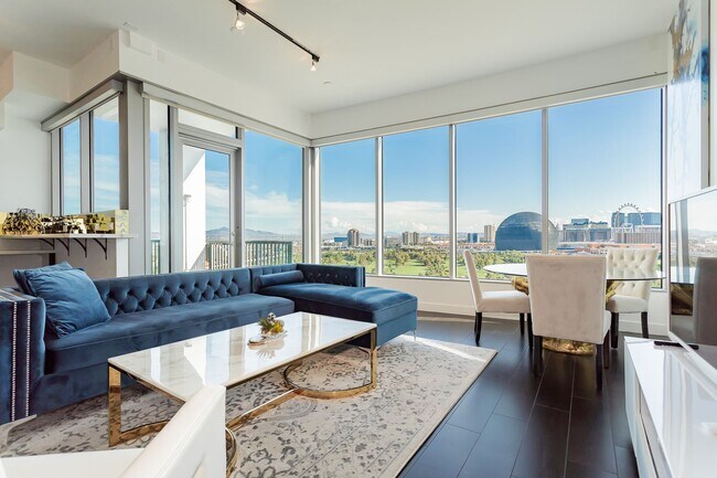 Building Photo - Fully Furnished High Rise with Wynn Golf Course Views!