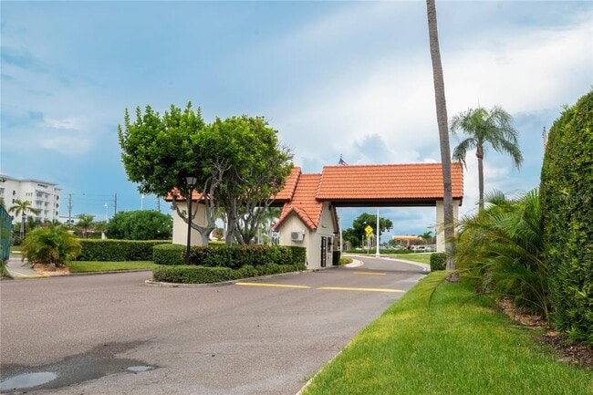 Building Photo - 106 1st St E