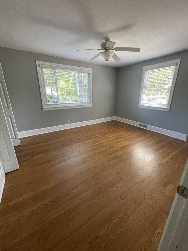 Building Photo - "Charming 3-Bed, 2-Bath Home- Fenced in Ya...