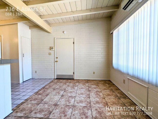 Building Photo - Pre-Lease!! Spacious Studio University Are...