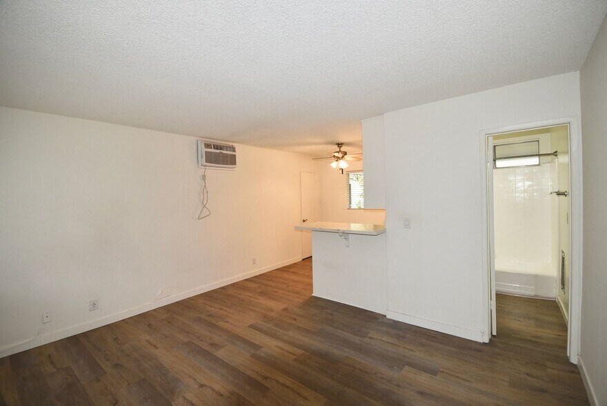 Building Photo - 24347 Newhall Ave