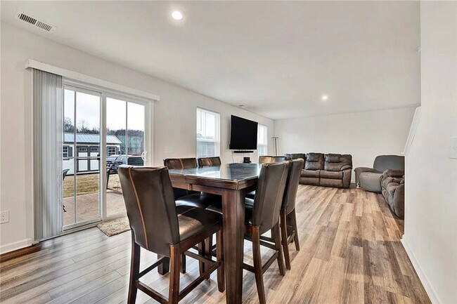 Building Photo - 5 Bedrooms 2.5 Bedrooms