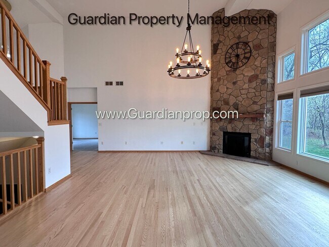 Building Photo - Minnetonka Home, 3 Car Garage, Large Primary, Updated Kitchen, Patio