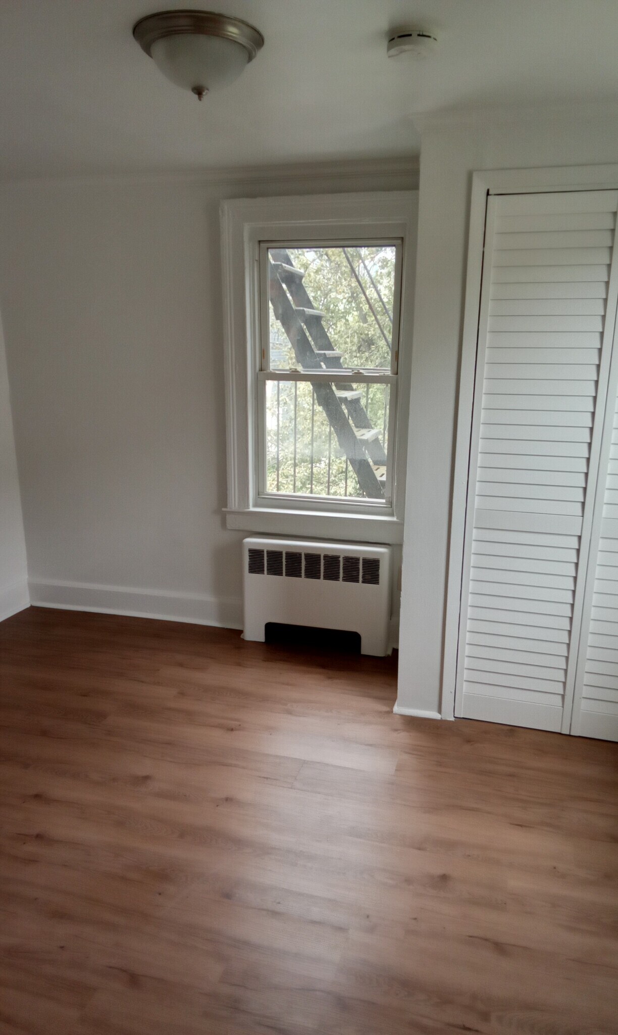 Building Photo - 39 E 4th St