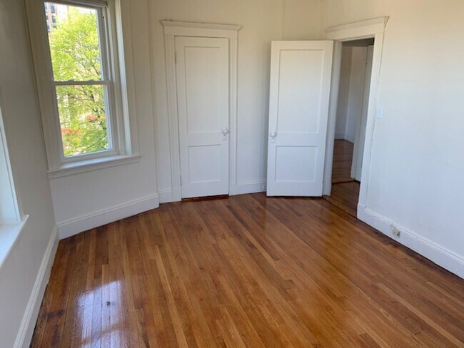 Building Photo - 9/1 No Fee! Spacious, modern 1BR in Fenway elevator building