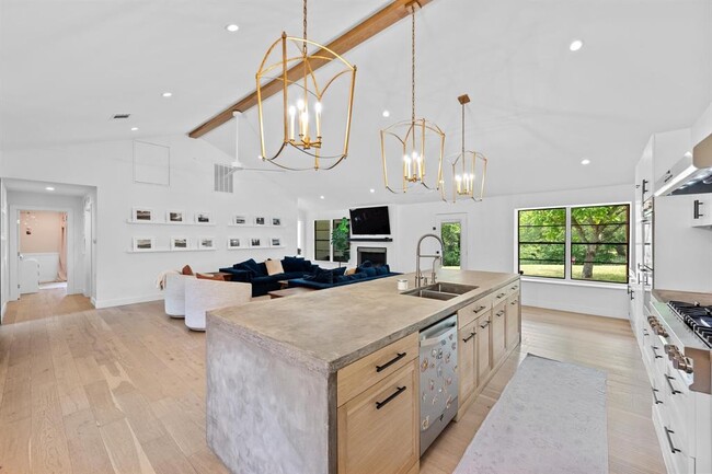 Building Photo - 8307 Spring Valley Dr