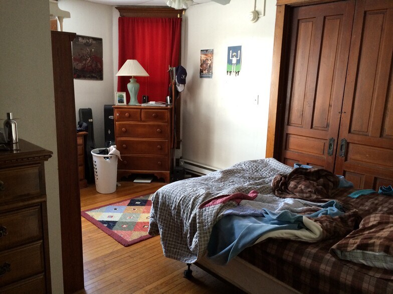 Bedroom - 326 Wilson Ave