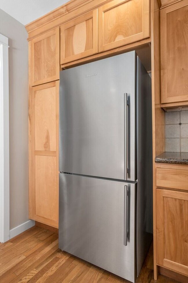 Building Photo - Immaculate Urban Townhome in Famed Alaska ...