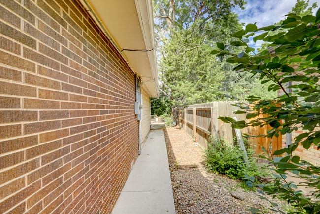 Building Photo - Spacious & Modern Home in Crestmoor Park!