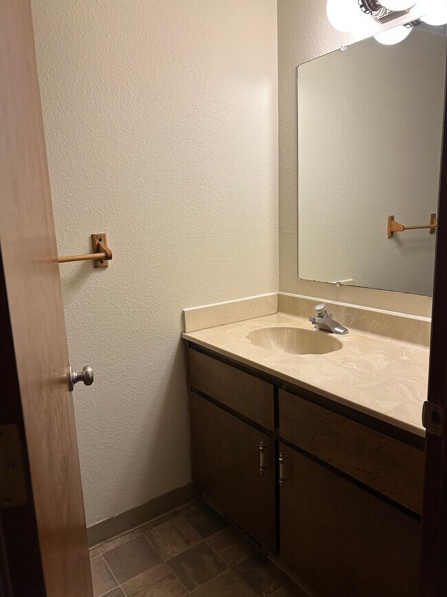 Building Photo - (379) Glenridge Dr. - 2 Bedroom / 1.5 Bathroom - Townhome Duplex