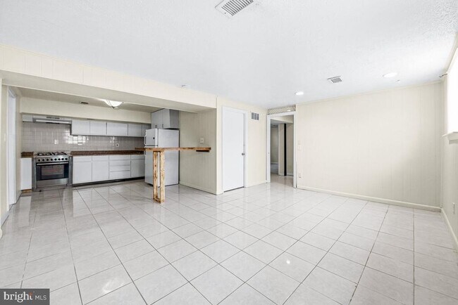 Building Photo - 8519 Locust Grove Dr