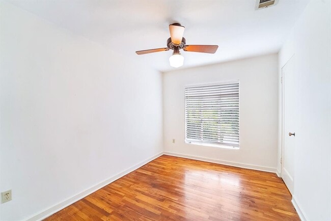 Building Photo - 1401 Ashwood Rd